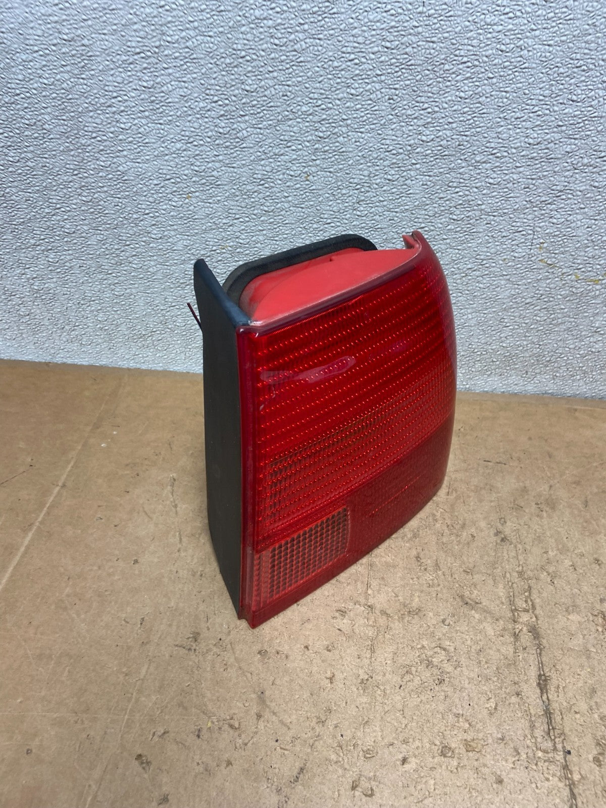 1998 to 2000 Volkswagen Passat Wagon Right Passenger RH Tail Light X8940 DW2