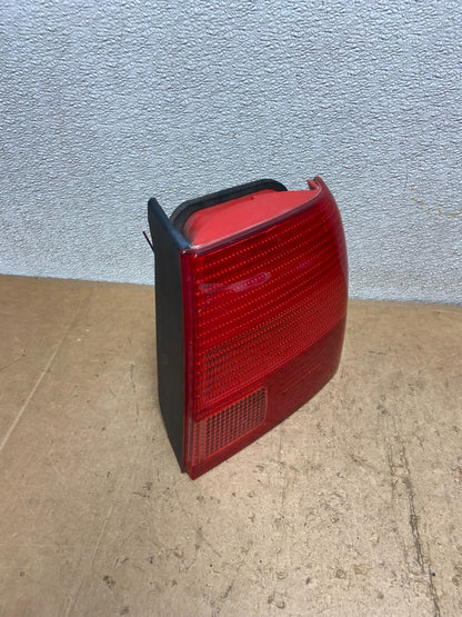 1998 to 2000 Volkswagen Passat Wagon Right Passenger RH Tail Light X8940 DW2