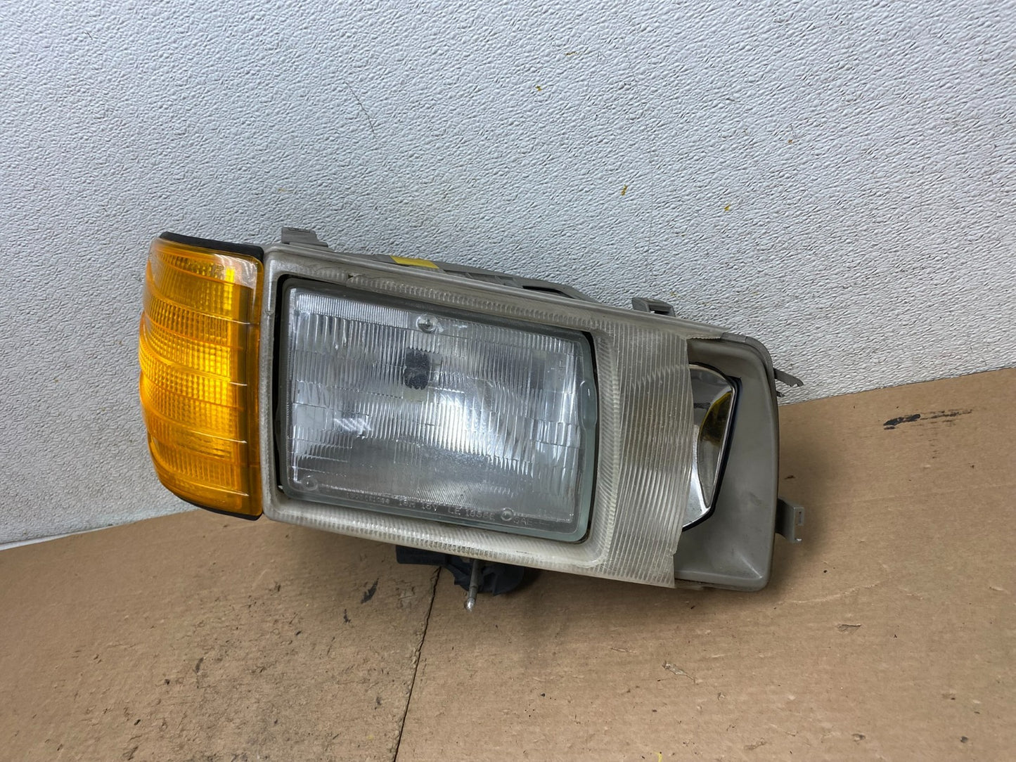 1986 to 1991 Mercedes-benz W126 Right RH Side Halogen Headlight P9981 DW1