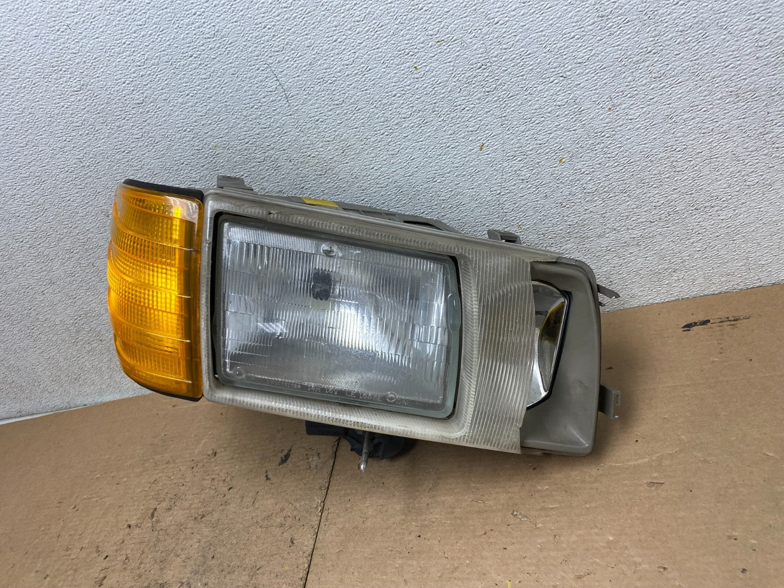 1986 to 1991 Mercedes-benz W126 Right RH Side Halogen Headlight P9981 DW1