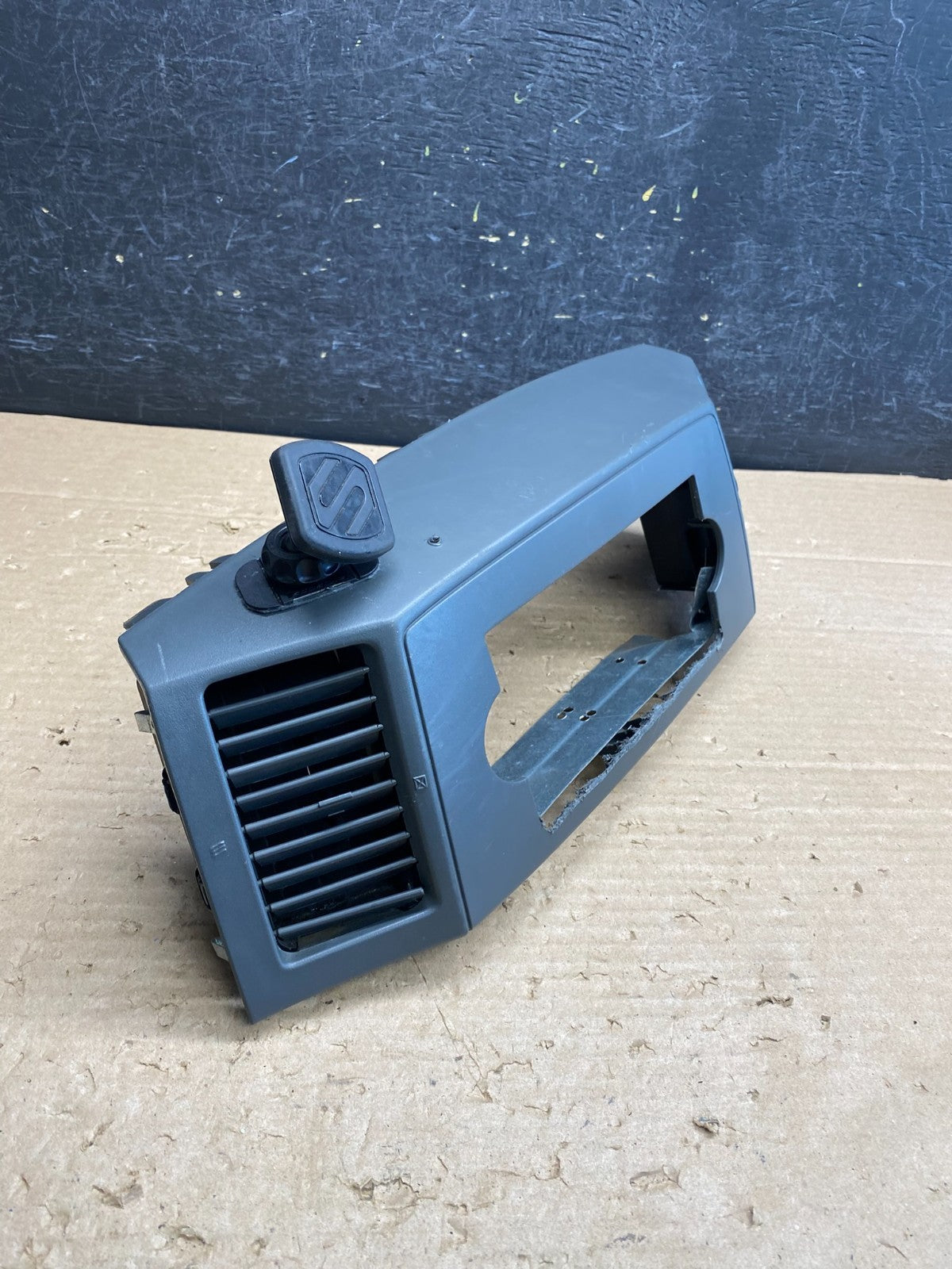 2005 - 2007 Jeep Grand Cherokee Center Dash Radio Bezel Trim AG8456 DG2
