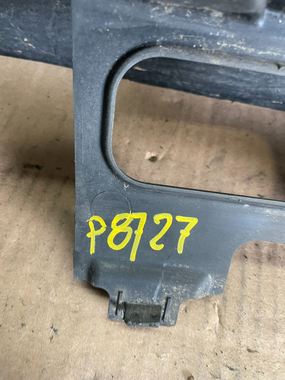 2008 to 2010 Land Rover LR2 Front Bumper Grille Grill P8727 DG8