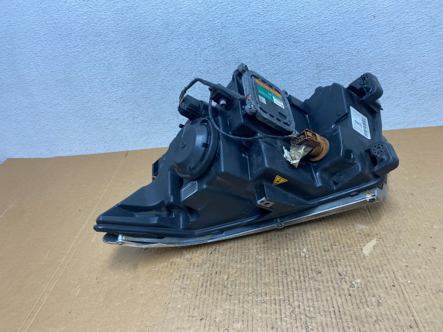 2011 to 2014 Ford Edge Front Right Passenger Headlight Xenon HID AE1420 DW5