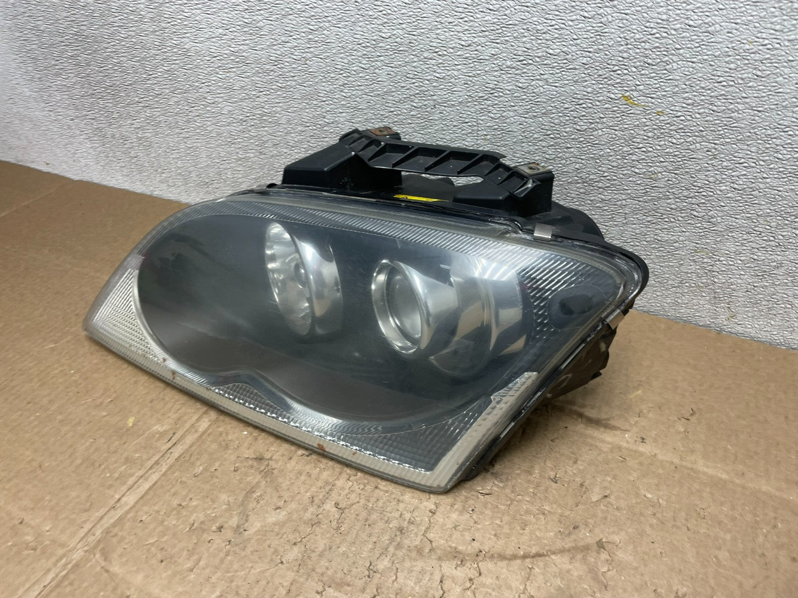 2004 to 2006 Chrysler Pacifica Headlight Left Driver LH Xenon OEM Y8960 DW1