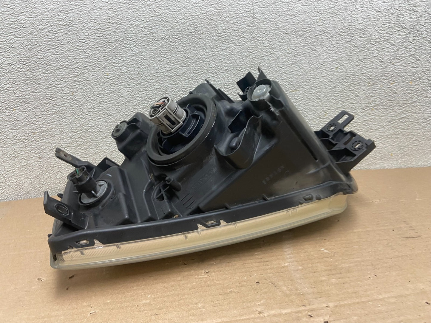 2004 - 2011 Mitsubishi Endeavor Headlight Right Passenger Rh Side Oem AA8713 DW5
