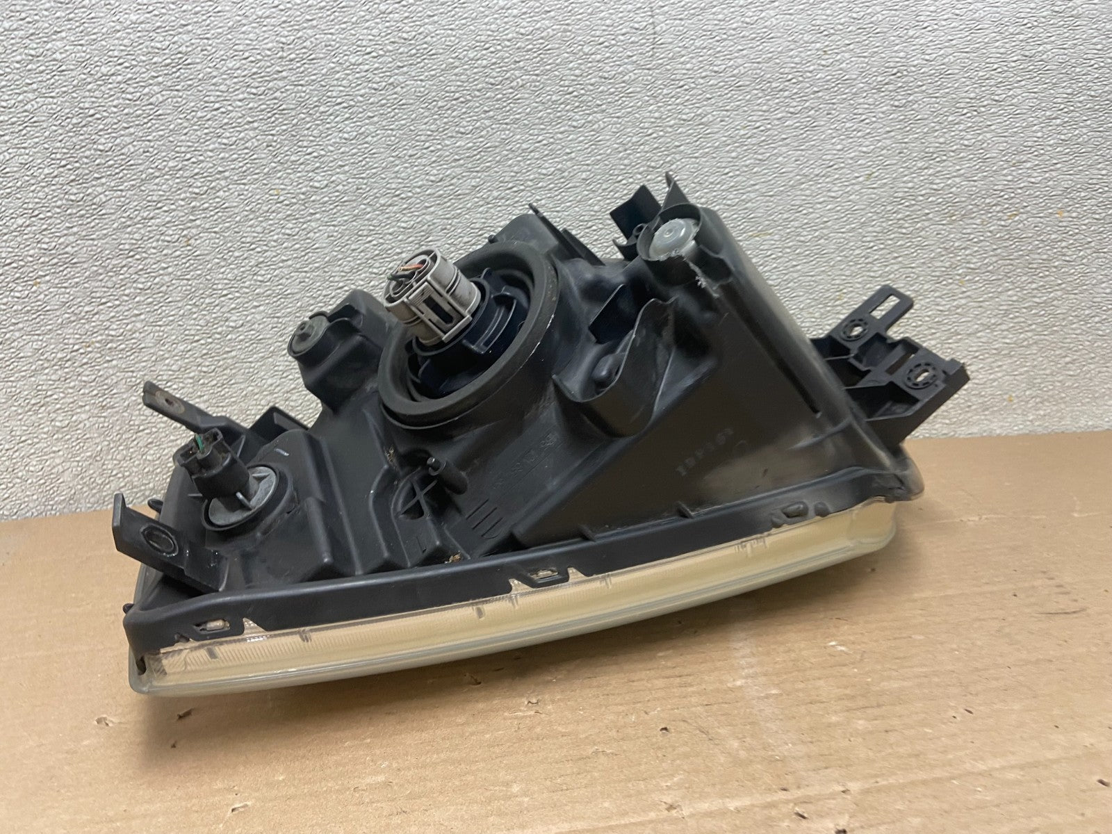 2004 - 2011 Mitsubishi Endeavor Headlight Right Passenger Rh Side Oem AA8713 DW5
