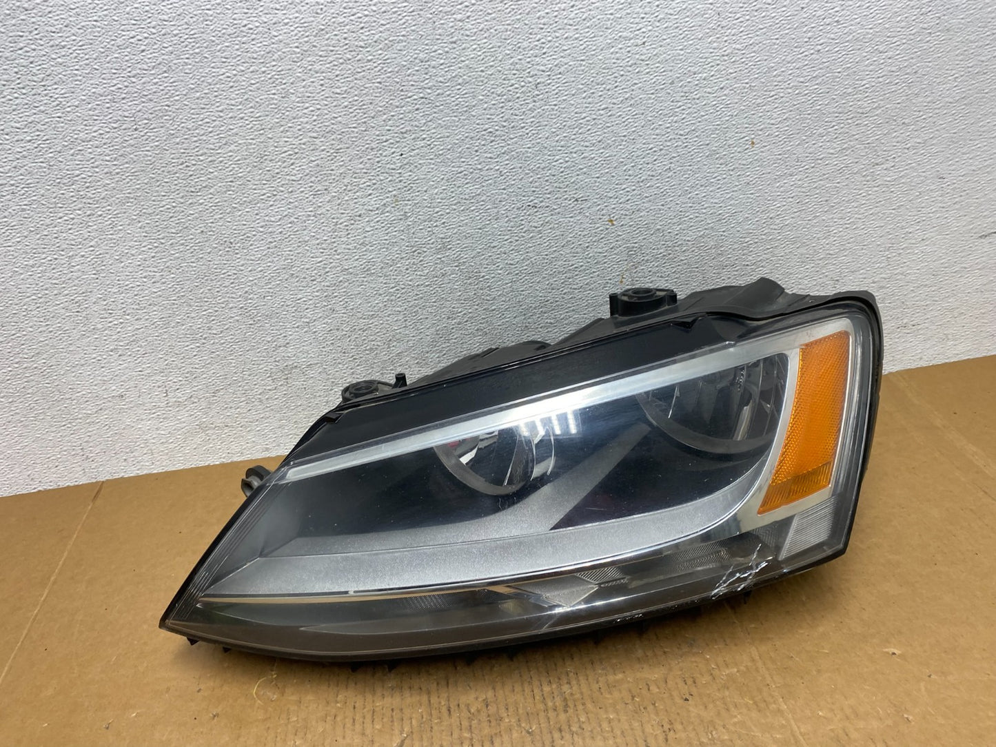 2011 to 2014 Volkswagen Jetta Left Driver LH Headlight Halogen AE0586 DW0