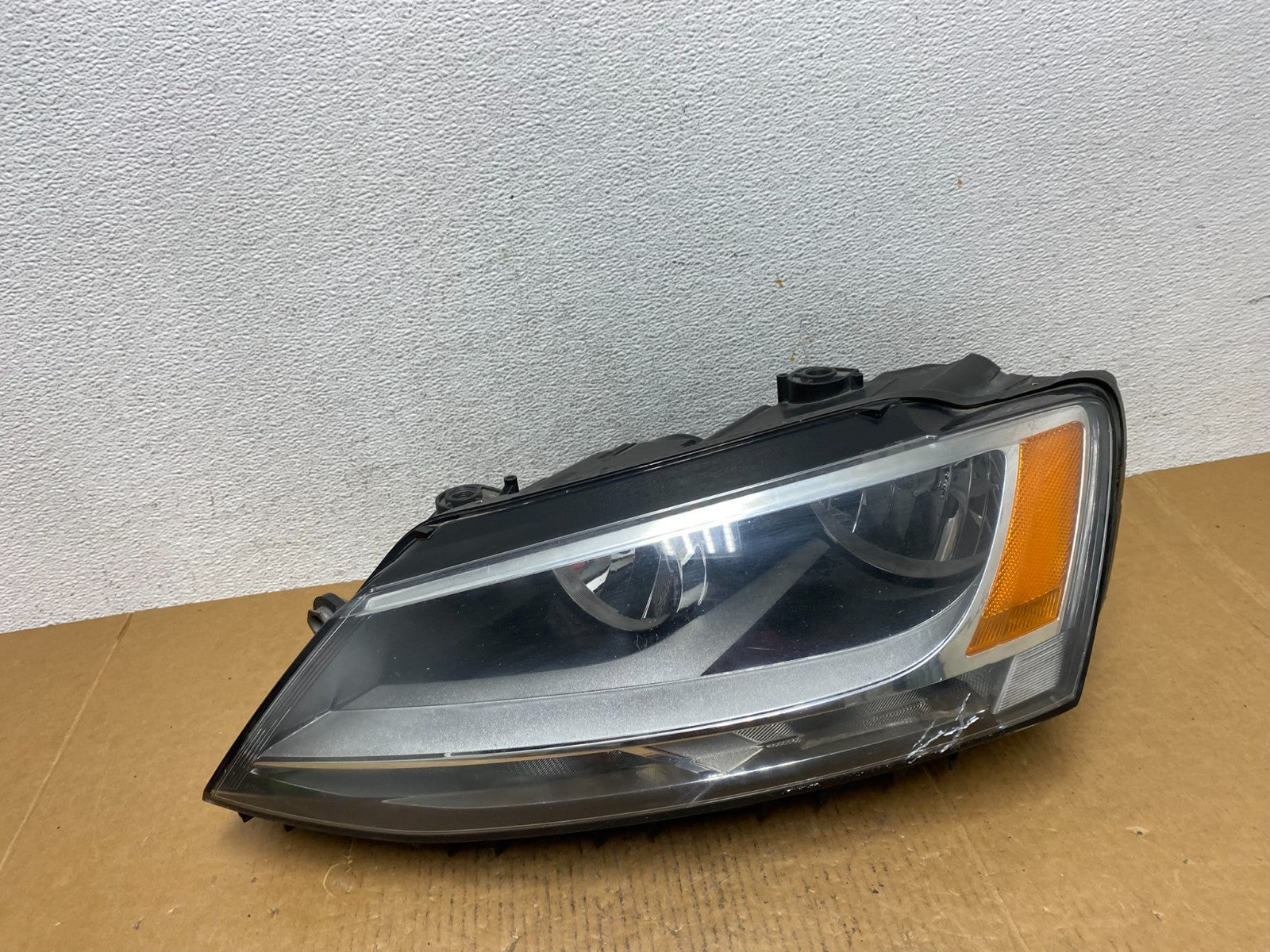 2011 to 2014 Volkswagen Jetta Left Driver LH Headlight Halogen AE0586 DW0