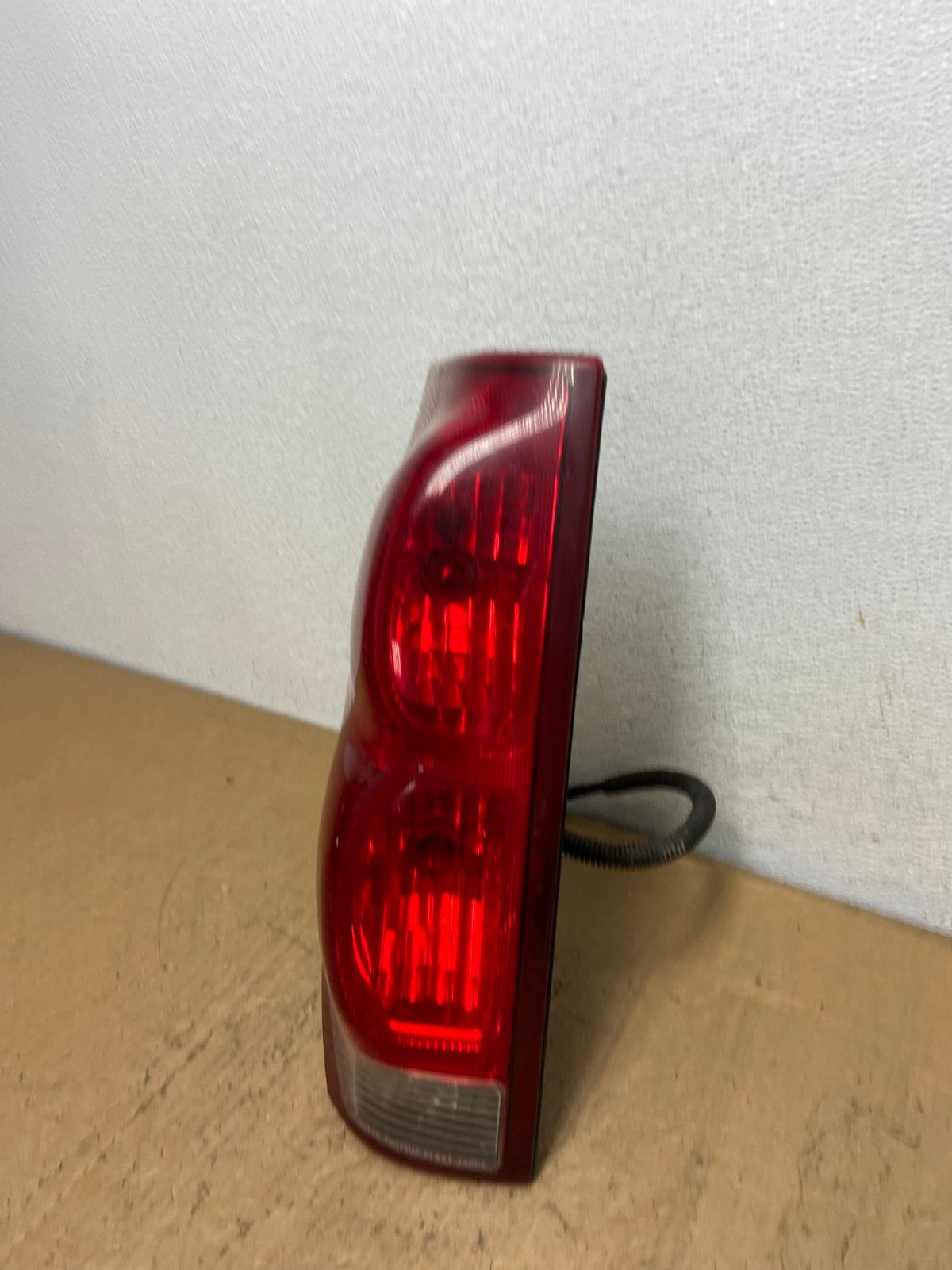 2002 to 2006 Chevrolet Avalanche Left Driver LH Tail Light AD0599 LK1