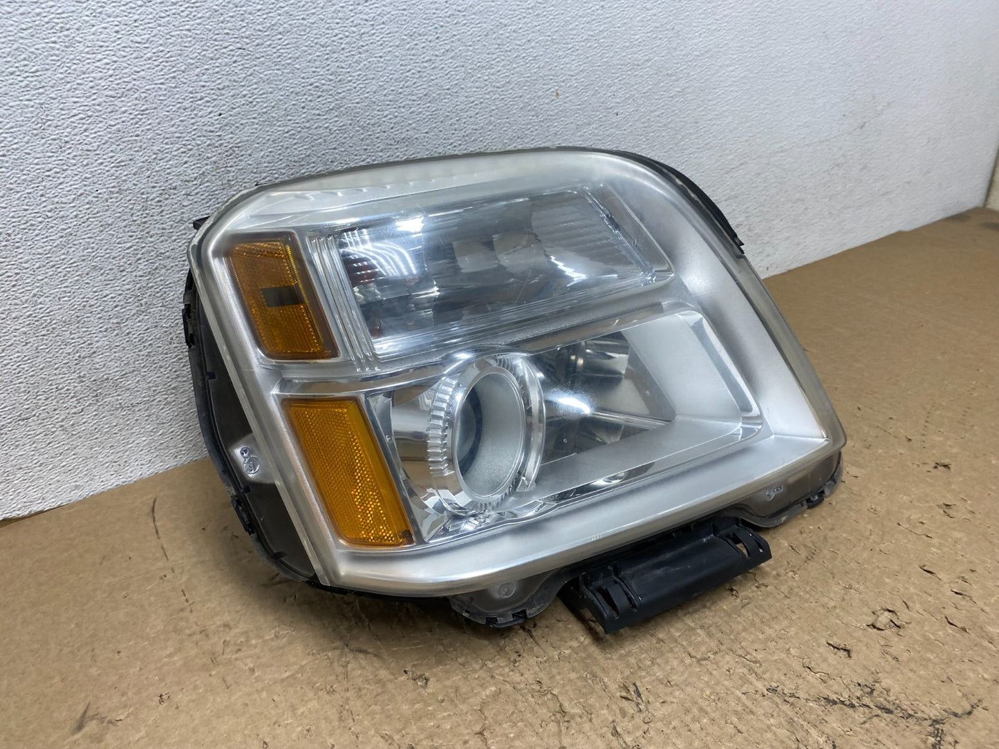 2010 to 2015 GMC Terrain Halogen Passenger Right Rh Side Headlight AF8421 DW2