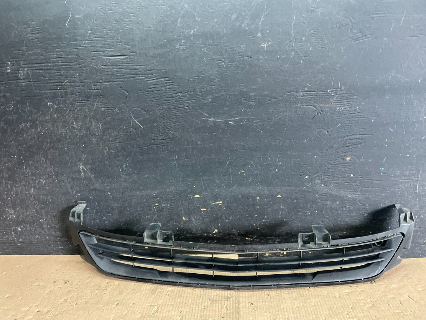 2014 to 2016 Chevrolet Malibu Front Bumper Center Grille Black 22995188 n5677 DG0