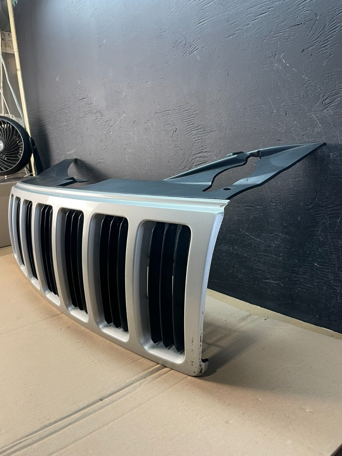 2005 to 2007 Jeep Grand Cherokee Front Upper Grill Grille AD8325 DG1