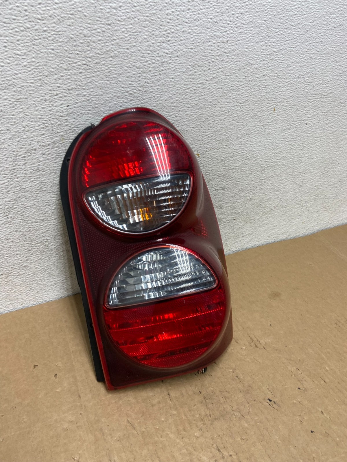 2005 2006 2007 Jeep Liberty Right Passenger Rh Side Tail Light AF9711 DW2