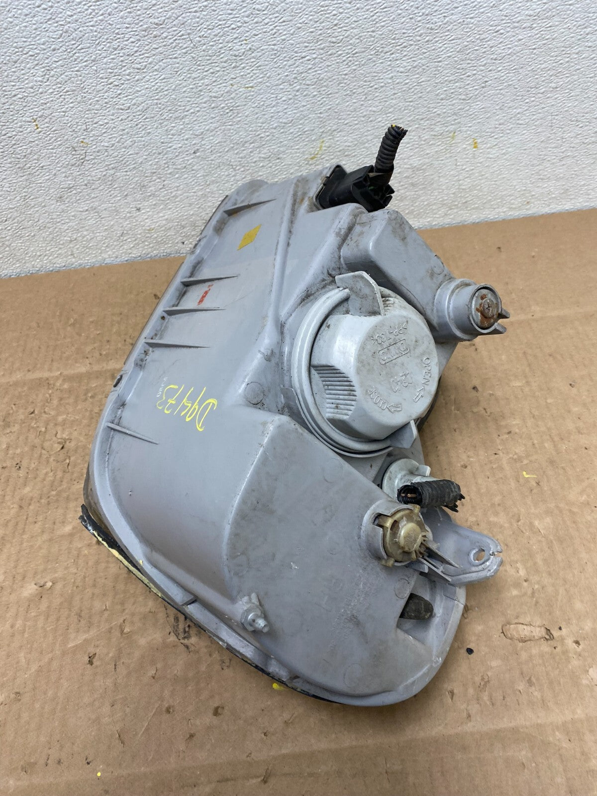 2000 to 2002 Daewoo Nubira Station Wagon Right Side Headlight OEM D94738