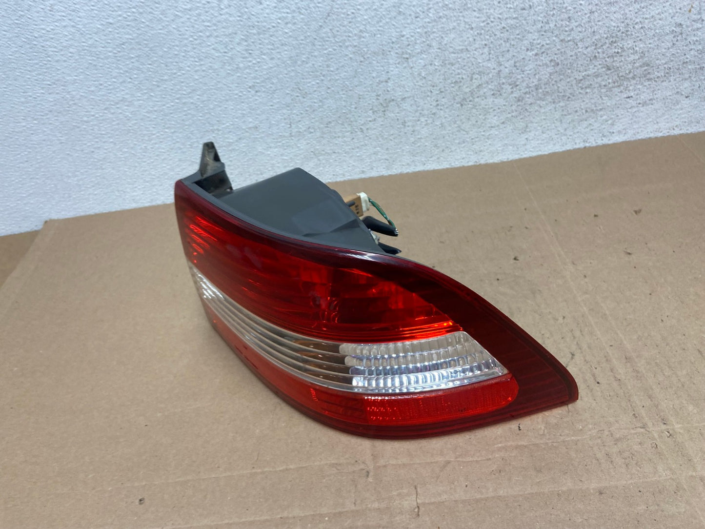 2000 2001 Lexus ES300 Outer Right Passenger RH Side Tail Light AE4977 LK1
