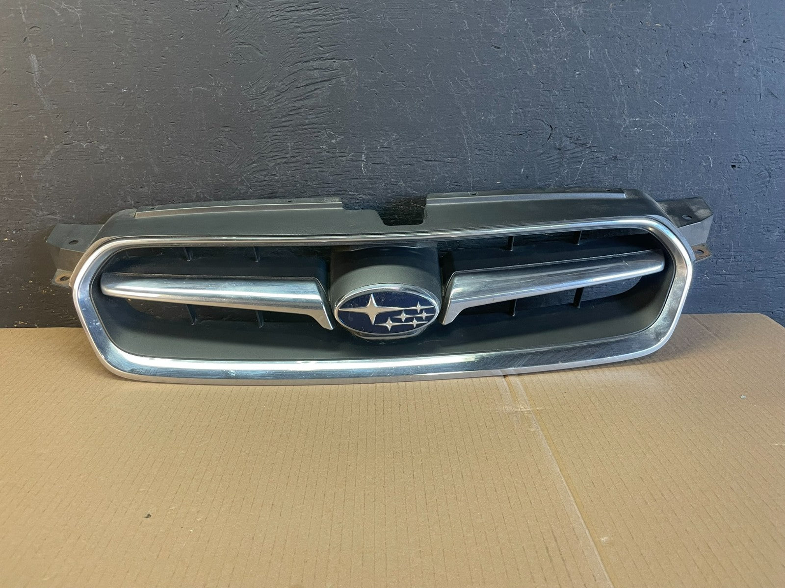 2004 to 2007 Subaru Legacy Front Upper Grille Grill AE34870