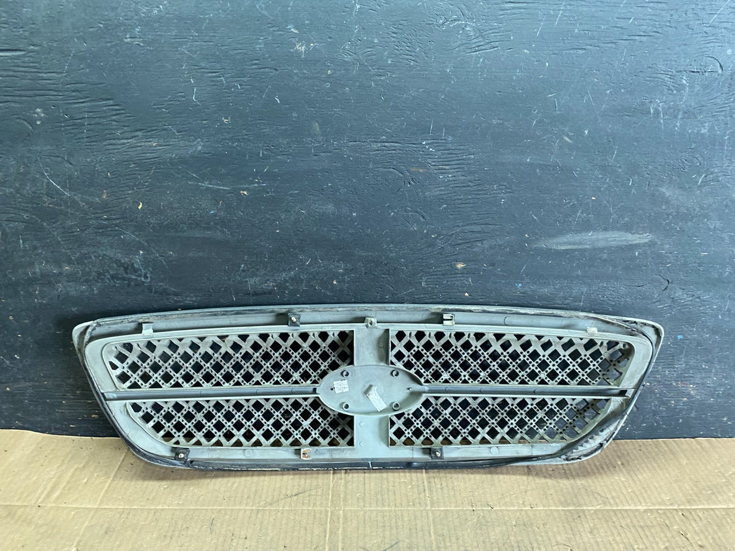 2004 to 2005 Kia Sedona Front Upper Grill Grille OEM r7819 DG7