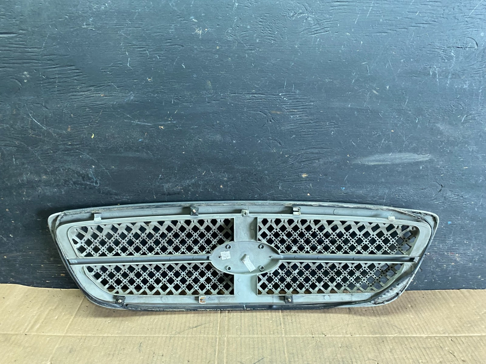 2004 to 2005 Kia Sedona Front Upper Grill Grille OEM r7819 DG7