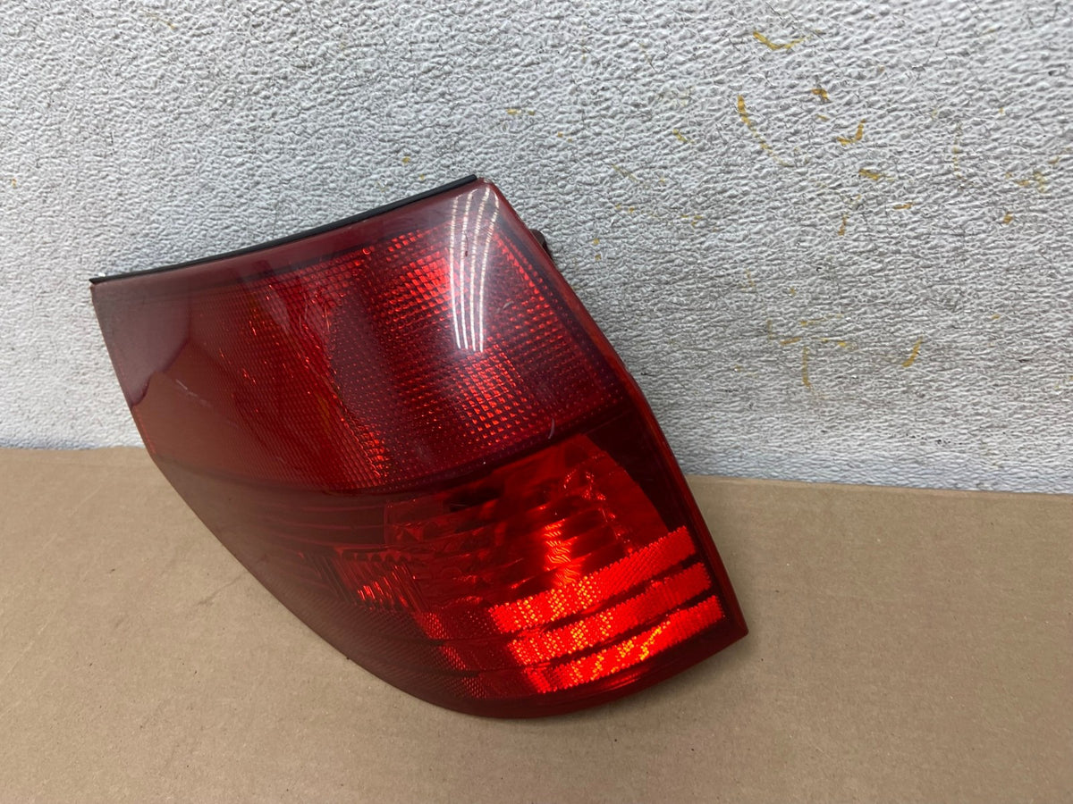 2004 to 2005 Toyota Sienna Left Driver LH Side Tail Light AH9307 LK1