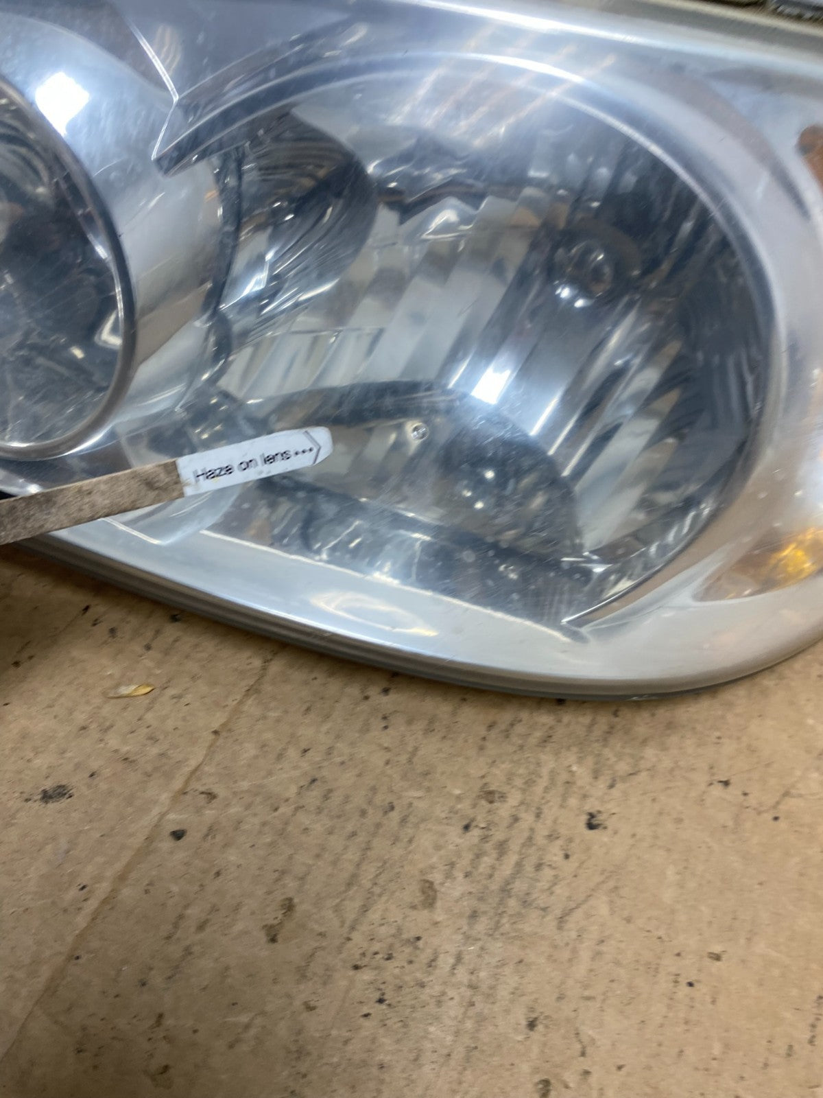 2002 to 2005 Kia Sedona Left Driver LH Side Headlight AD4669 DW4