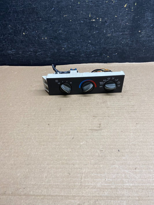 2001 - 2007 GMC Chevrolet Express 1500 Climate Control A/C AH1323 DG0