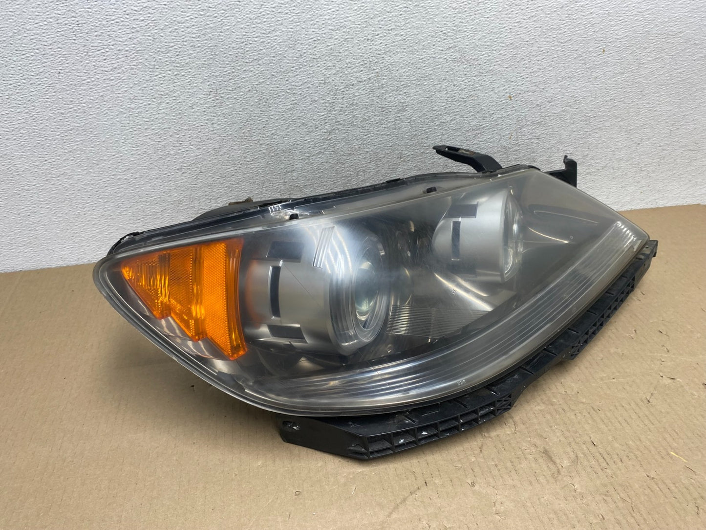 2005 to 2008 Acura RL Right Passenger Rh Side XENON HID Headlight AG5923 DW2
