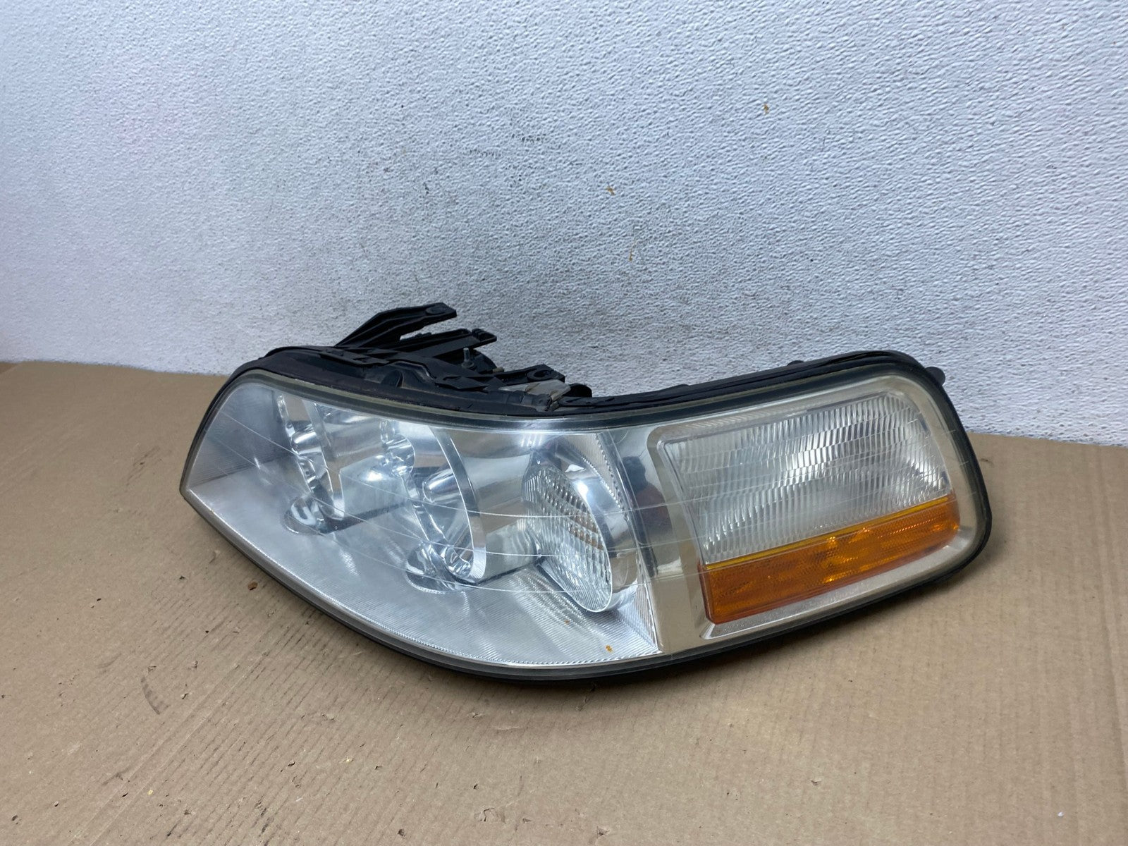 2005 to 2011 Lincoln Town Car Left Driver LH Side Headlight AE9504 LK1