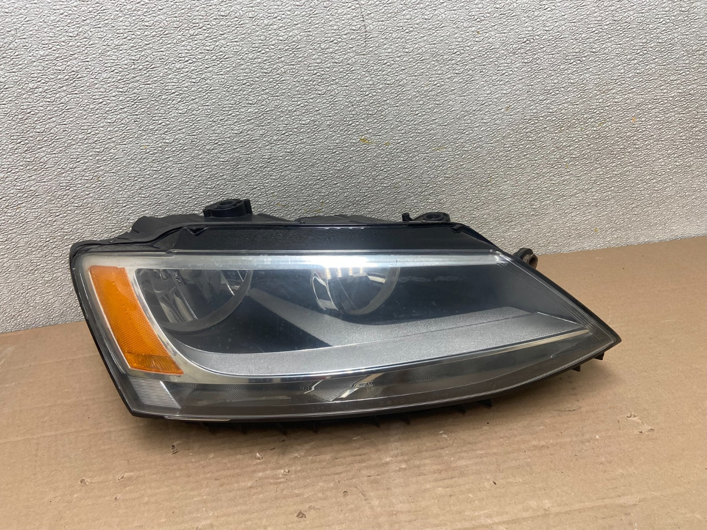 2011 to 2014 Volkswagen Jetta Right Passenger RH Headlight Halogen AA8721 DW0