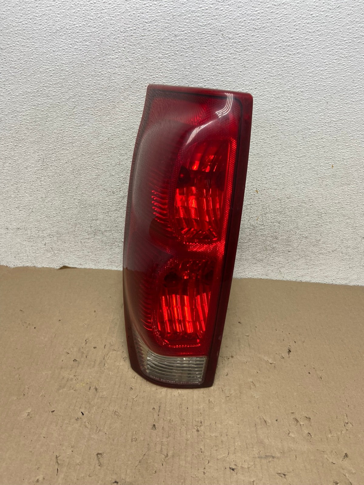 2002 to 2006 Chevrolet Avalanche Left Driver LH Tail Light AG6954 LK0