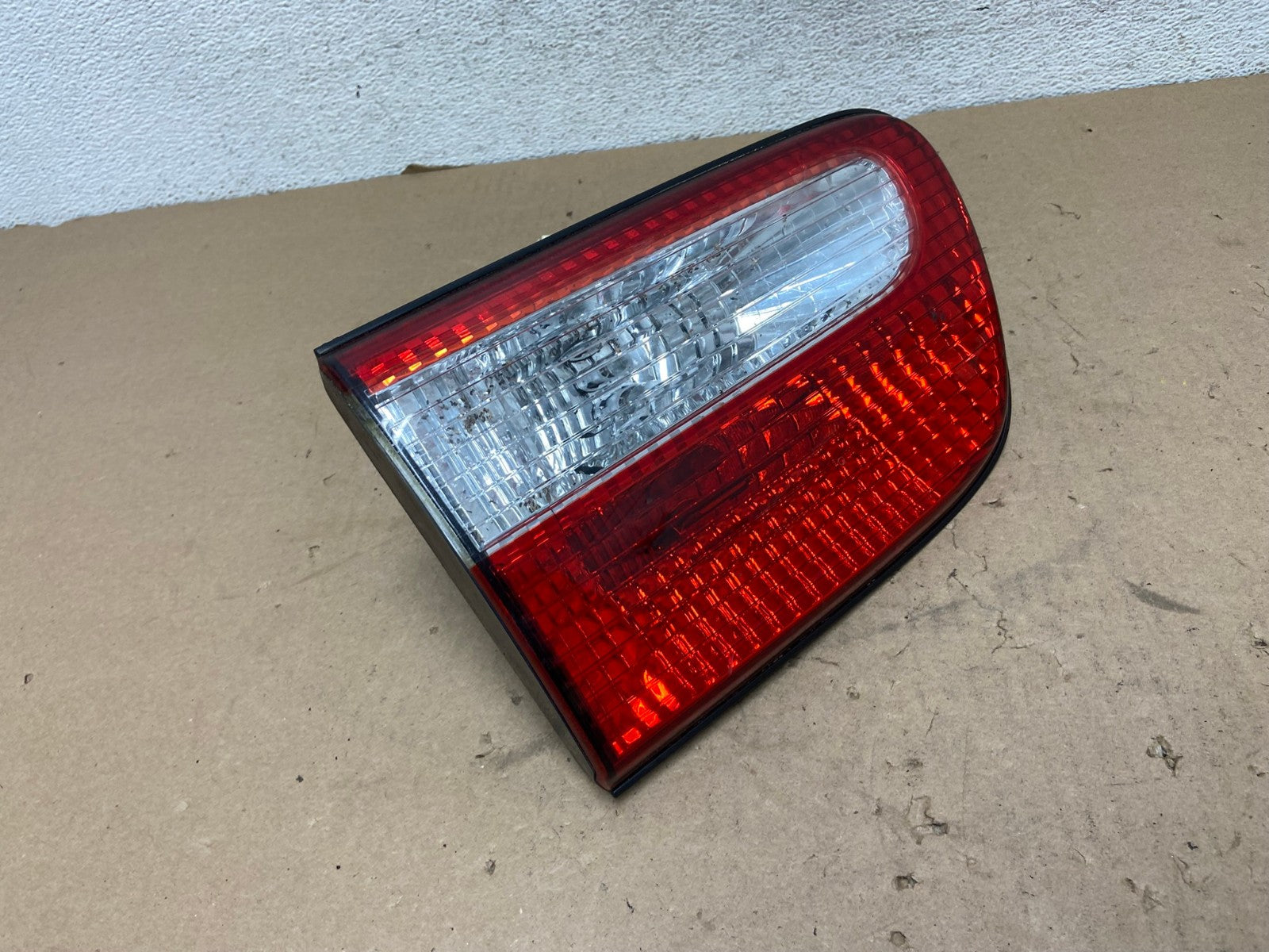 2001 - 2003 Toyota Sienna Right Passenger Rh Side Inner Tail Light AG4229 LK2