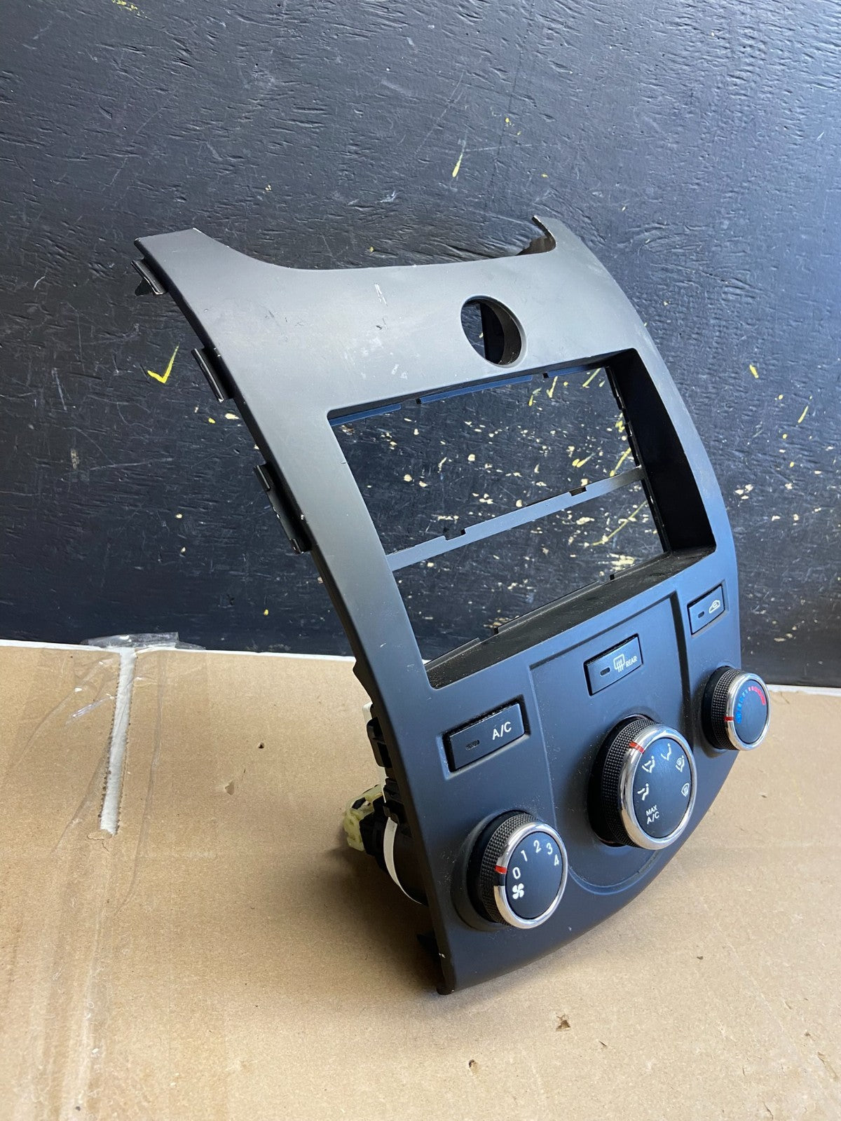 2010 - 2013 Kia Forte Radio Radio Heater A/C Climate Control Bezel OEM AB1898 DG1