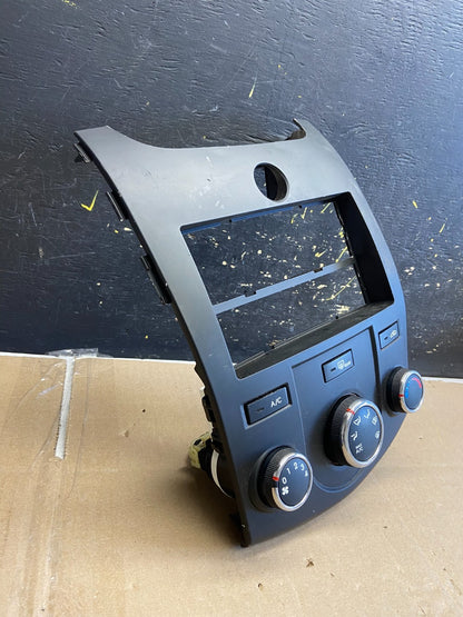 2010 - 2013 Kia Forte Radio Radio Heater A/C Climate Control Bezel OEM AB1898 DG1