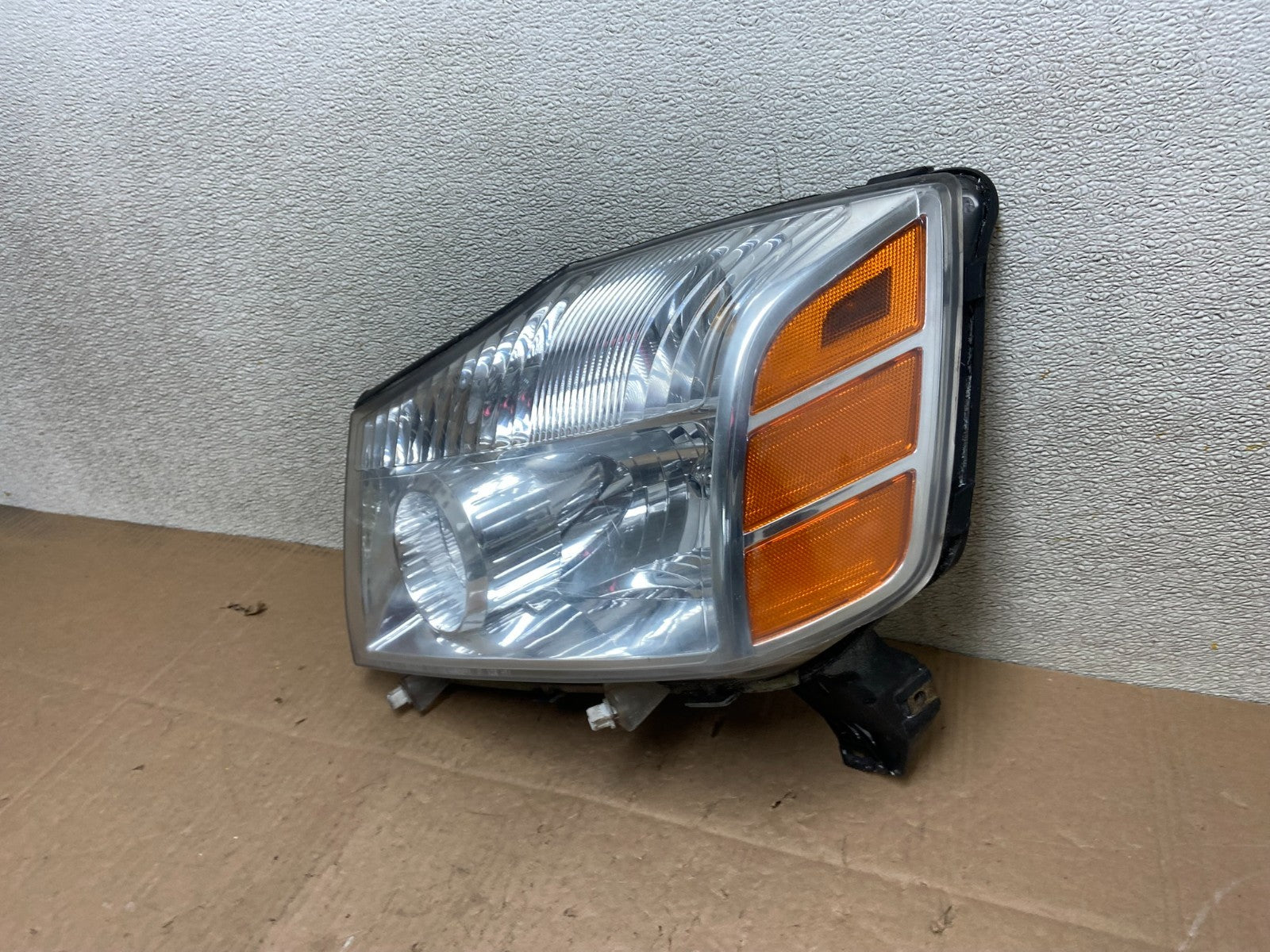 2004 to 2007 Nissan Armada Left Driver Lh Side Headlight Halogen Y2877 DW1