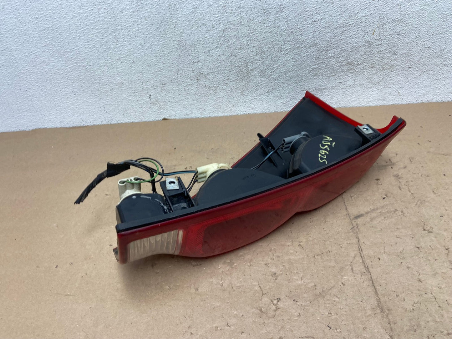 2002 - 2006 Chevrolet Avalanche Right Passenger Rh Side Tail Light AG5625 LK4