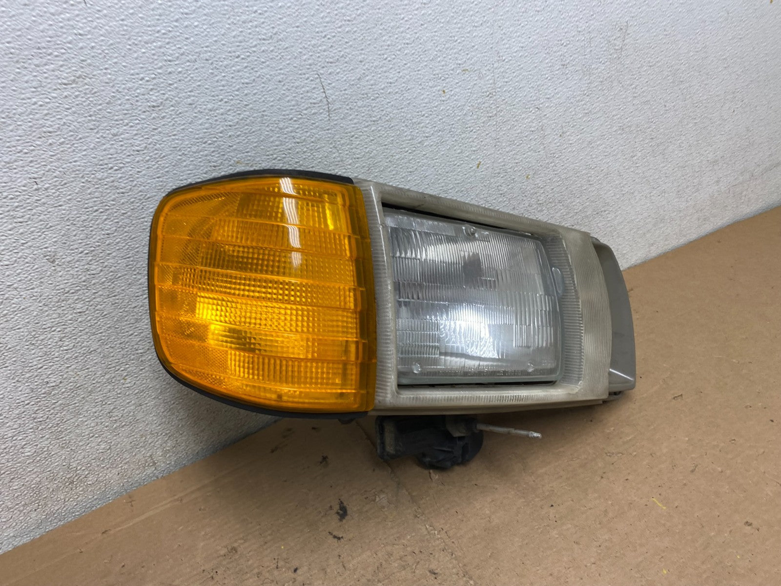 1986 to 1991 Mercedes-benz W126 Right RH Side Halogen Headlight P9981 DW2