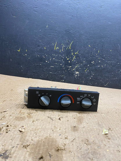 2001 - 2007 GMC Chevrolet Express 1500 Climate Control A/C Z7184 DG0