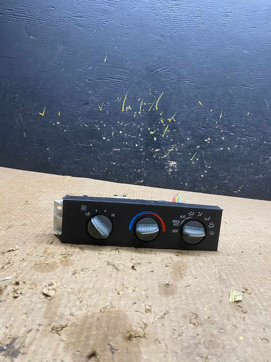 2001 - 2007 GMC Chevrolet Express 1500 Climate Control A/C Z7184 DG0