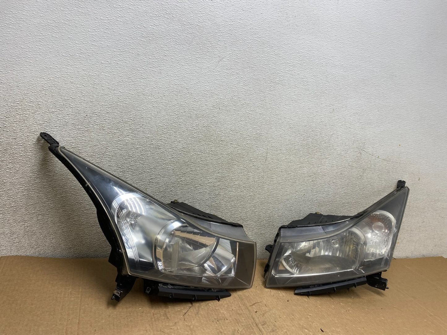 2011 to 2015 Chevrolet Cruze Halogen Left+Right Set Headlights V1239 DW2