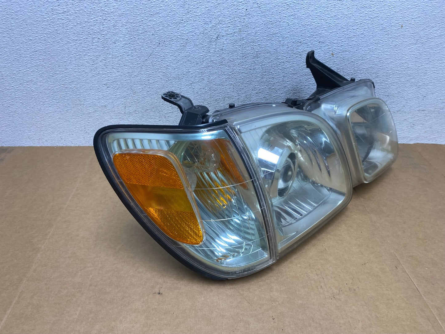 2003 to 2007 Lexus LX470 Right Passenger Side Halogen Headlight AE2903 DW2