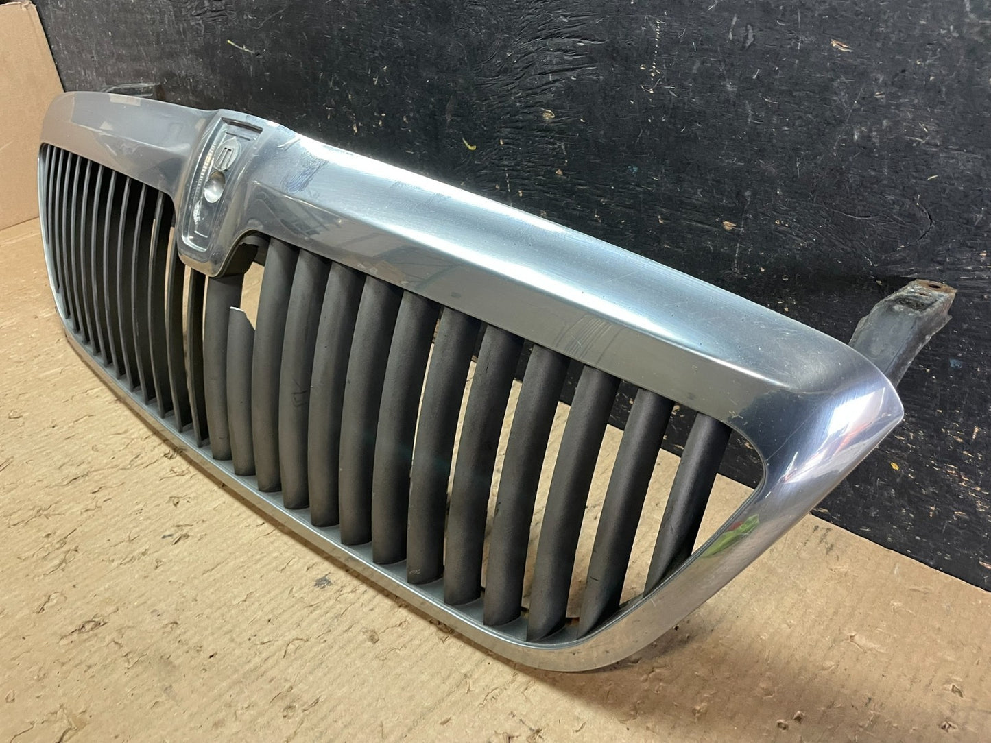 2003 to 2006 Lincoln Navigator Front Upper Grill Grille Oem z5633 DG2