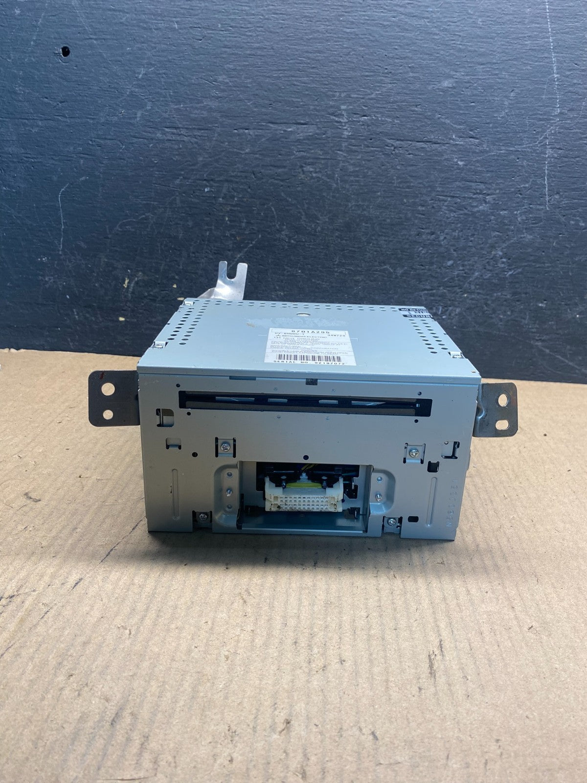 2006-2011 Mitsubishi Endeavor AM/FM/CD/MP3 Radio Head Unit Receiver AE7726 DW0