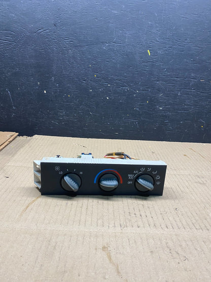 2001 - 2007 GMC Chevrolet Express 1500 Climate Control A/C L0427 DG0