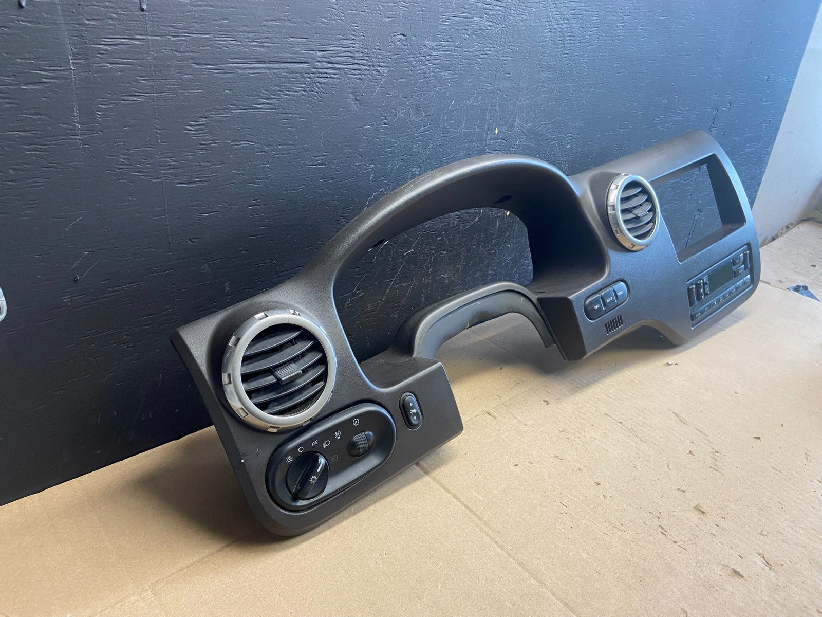 2003 to 2006 Ford Expedition Dashboard Speedometer Radio Bezel Air Vent AB9352DG1