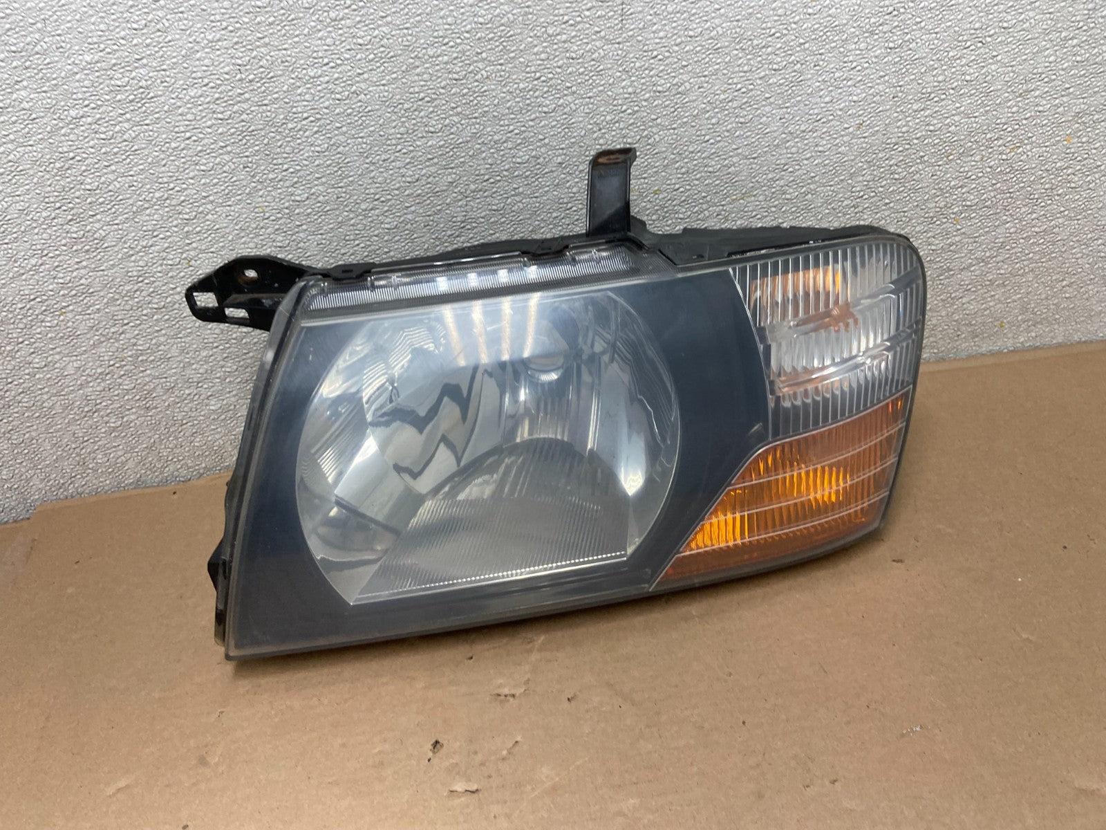 2000 to 2004 Mitsubishi Montero Pajero Left Driver LH  Headlight AA9879 DW0