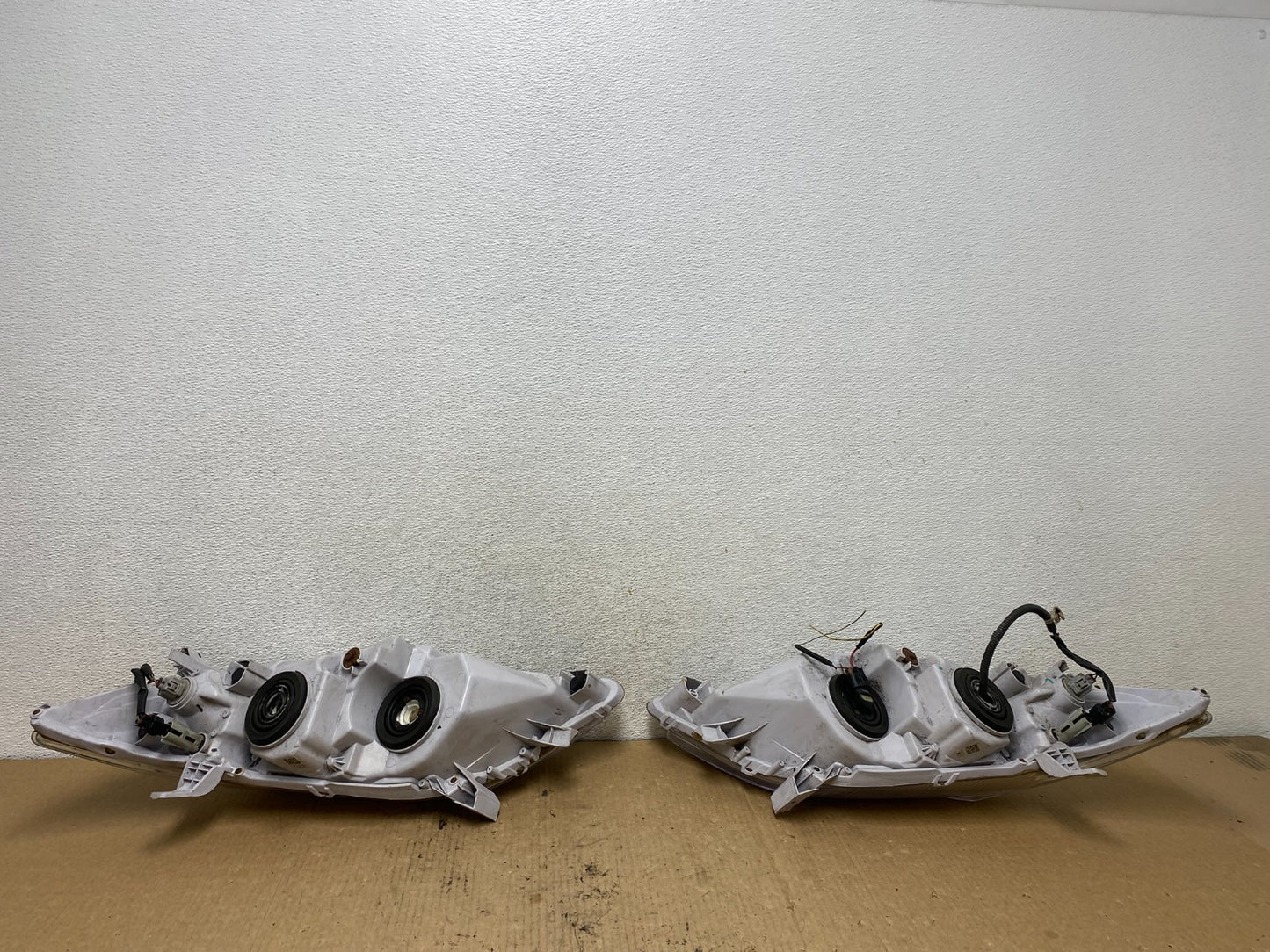 2010 - 2011 Toyota Camry Left+Right Halogen Headlights AG2452 DW7