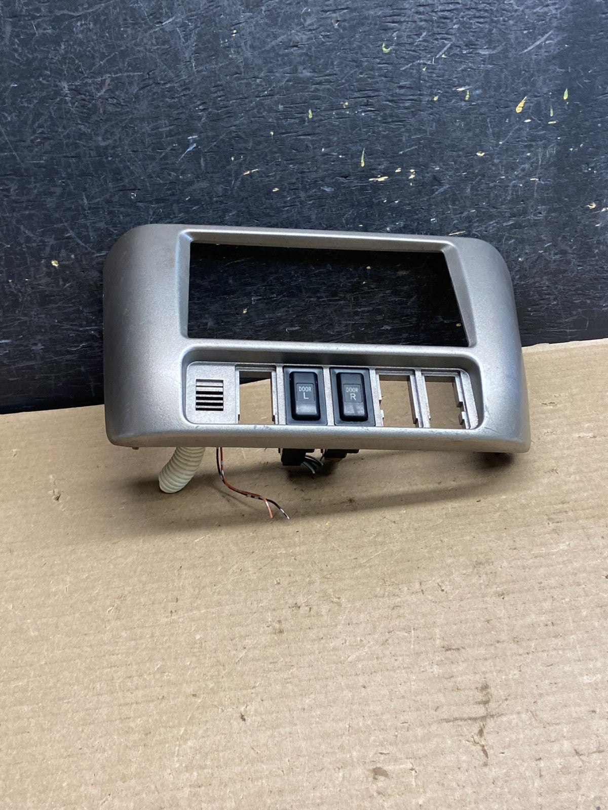 2001-2003 Toyota Sienna Center Console Dash Radio Bezel Trim AH3581 DG0