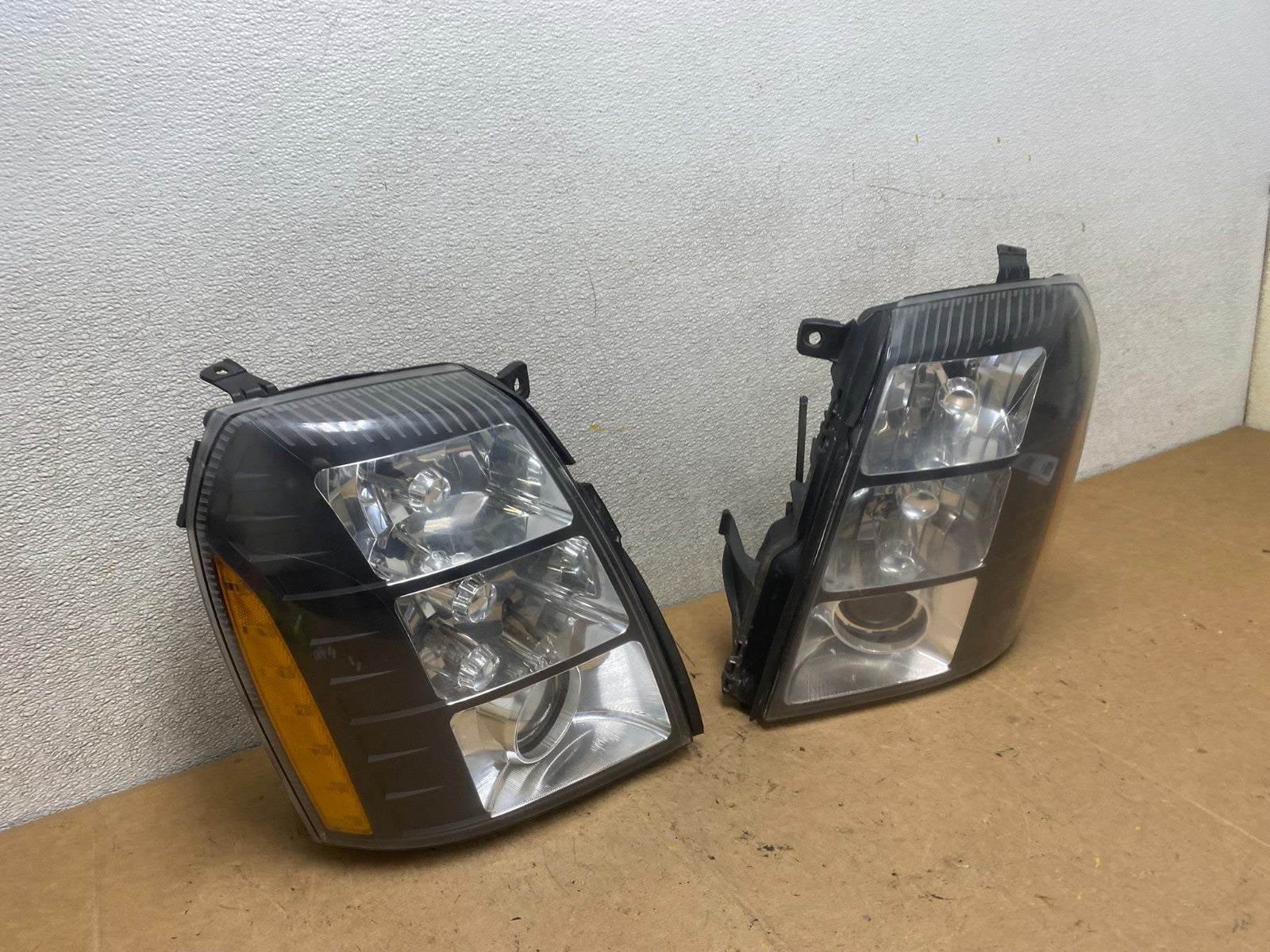 2007 - 2014 Cadillac Escalade Left+Right Side Xenon HID Headlights X5594 DW2