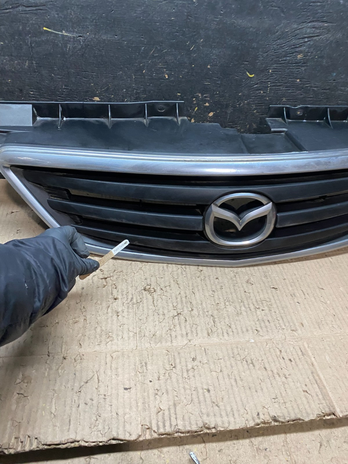 2000 2001 Mazda MPV Front Upper Grille Grill Oem X8262 DG4