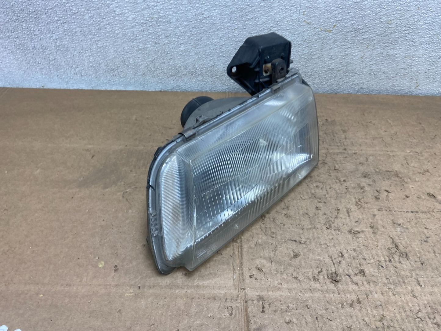 1996 to 1998 Mazda MPV Left Driver LH Headlight OEM Y7085 DW2