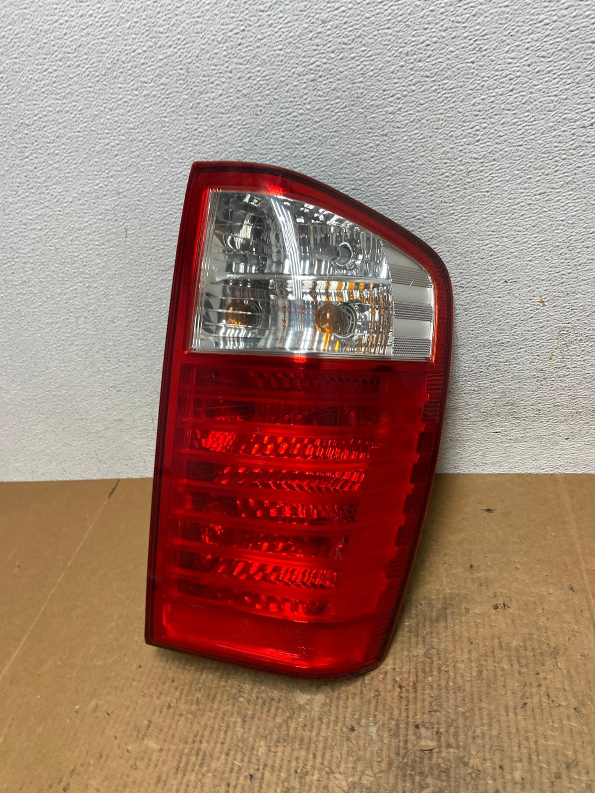2007 to 2010 Kia Sedona Right Passenger RH Side Tail Light AE2728 LK0